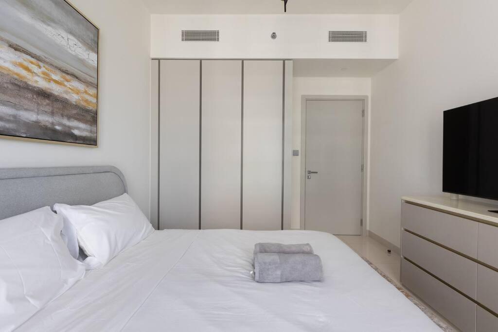 New 3bdr In Sunrise Bay With Own Apartment *