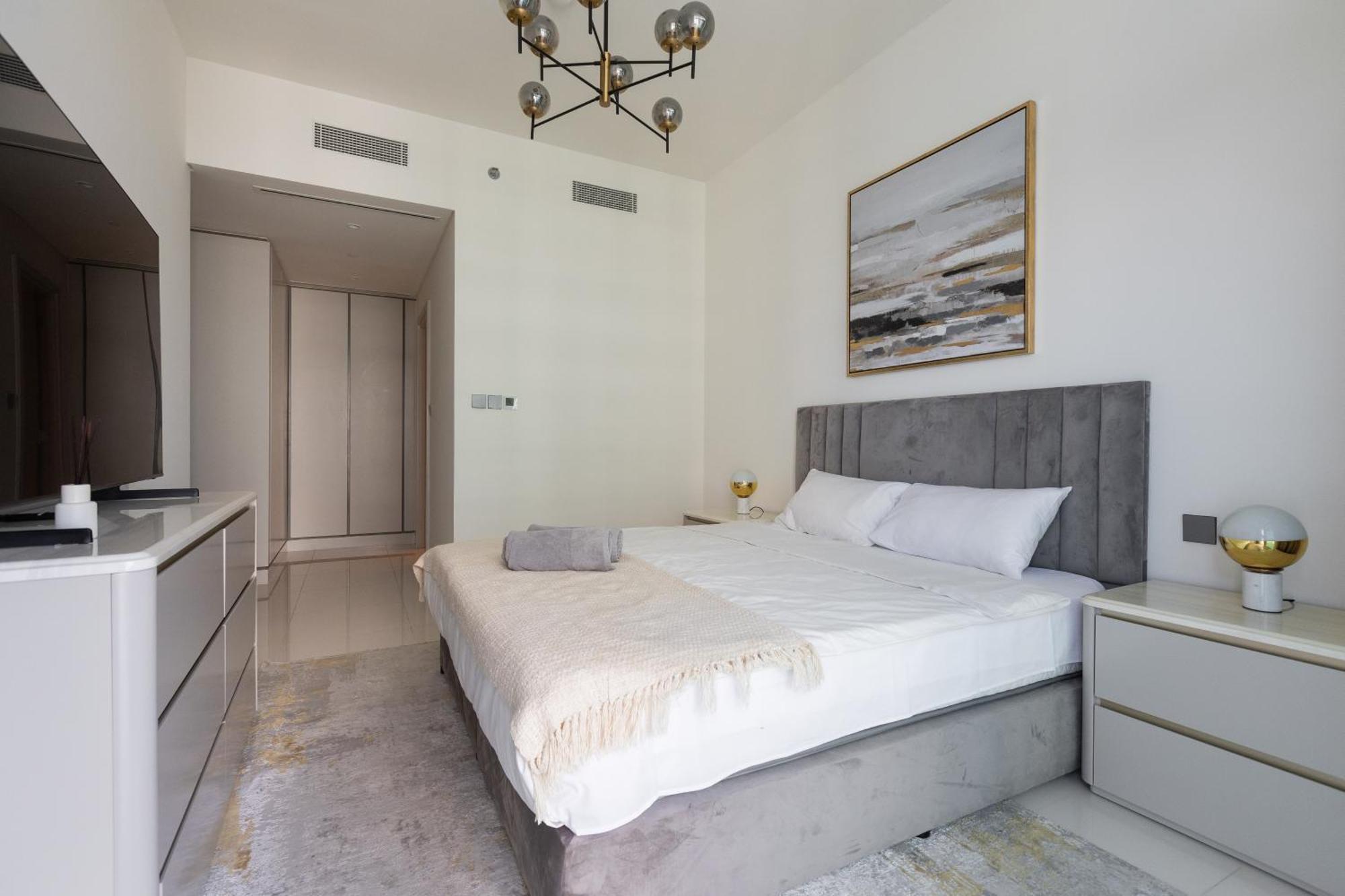 New 3bdr In Sunrise Bay With Own Apartment *